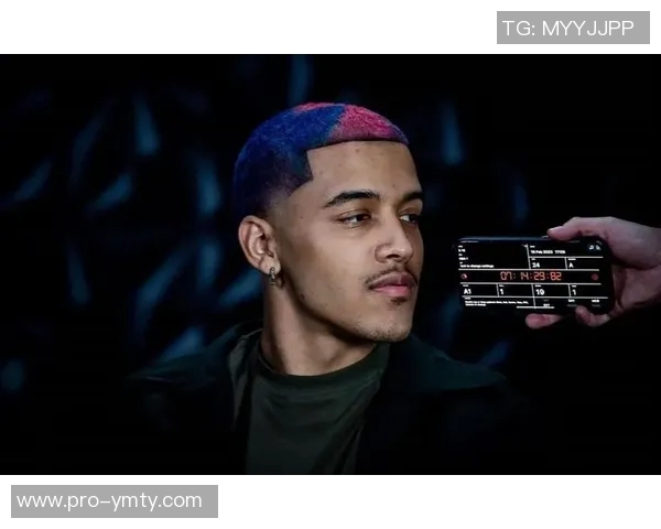 索汉女友观赛换新装引热议时尚造型再度吸引眼球